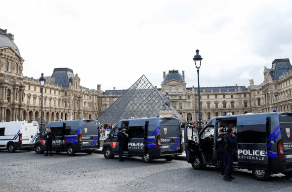 Intriga en París: el robo en el Louvre sigue sin resolverse y crece la presión&nbsp;internacional