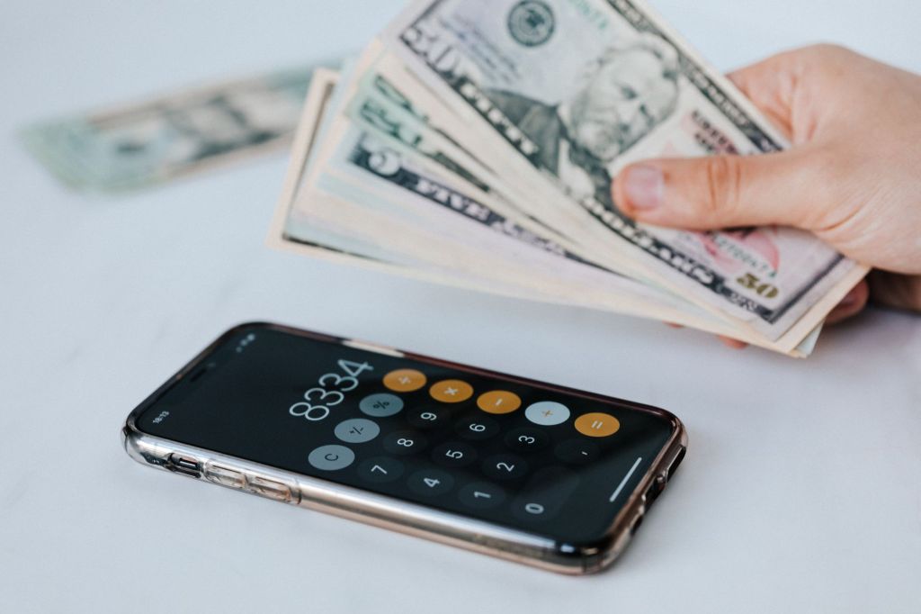 Dólar: seguimiento de precios oficiales y alternativos hoy